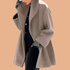 Elegant oversize women's winter coat with a wide collar 3