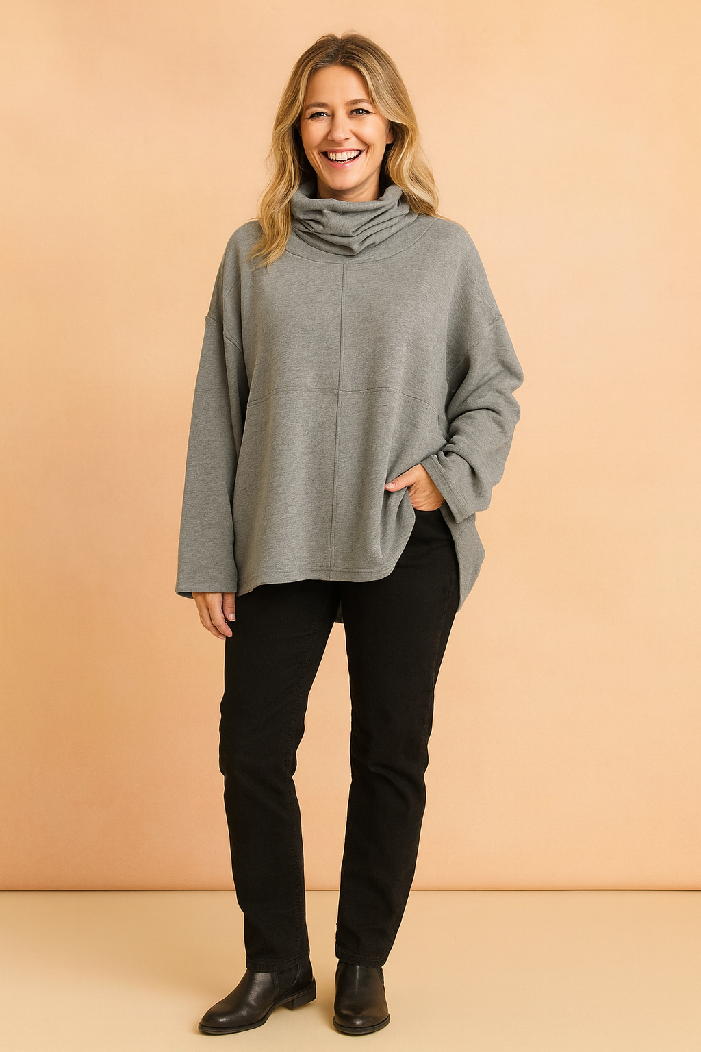 Ella | Oversized with a pronounced seam and a loose fit 1
