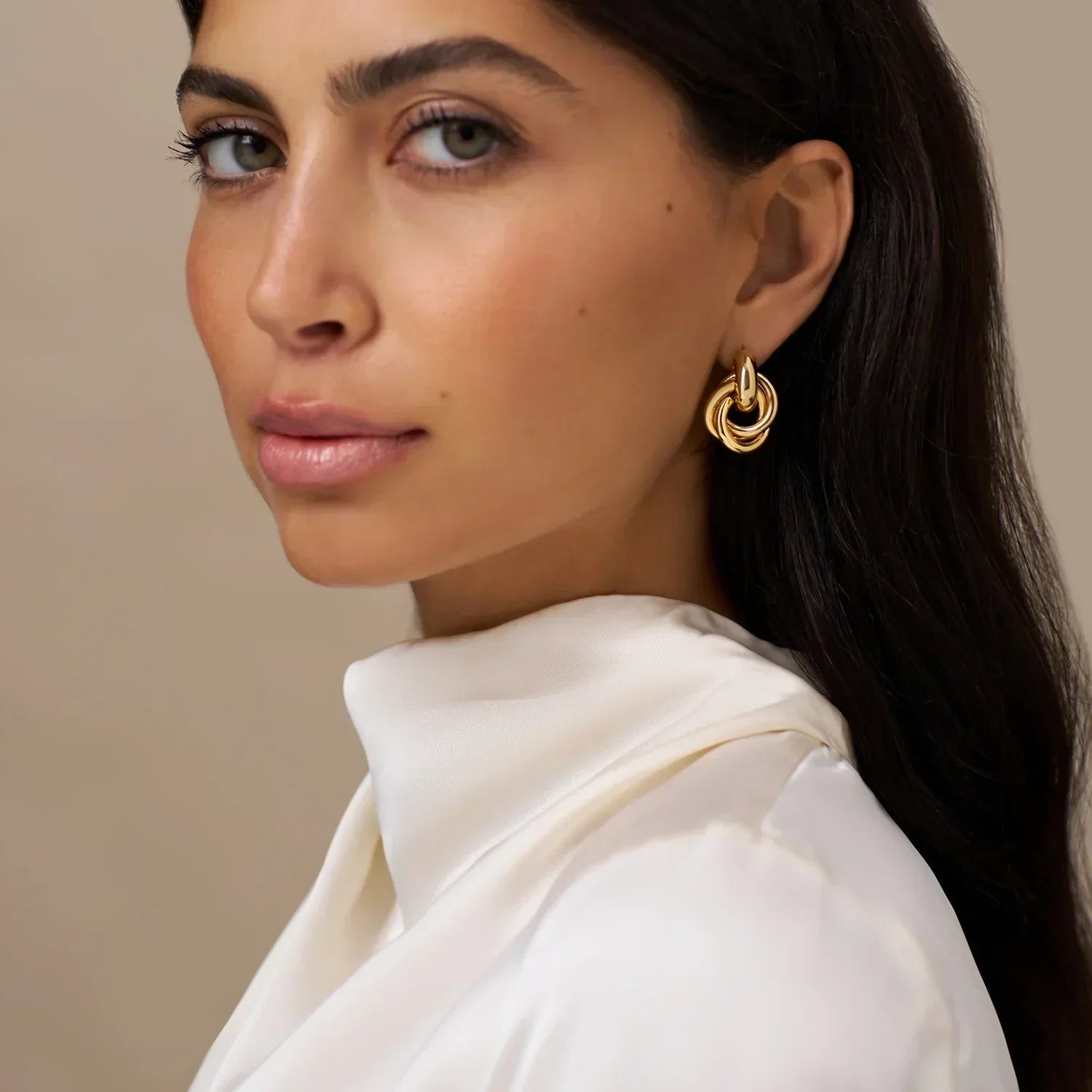 Gold Earrings with an Elegant Design – Classic Jewelry for Every Occasion 4