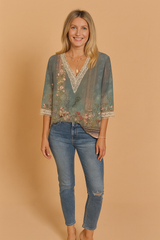 Sorella | Romantic blouse with a subtle pattern and lace trim 2