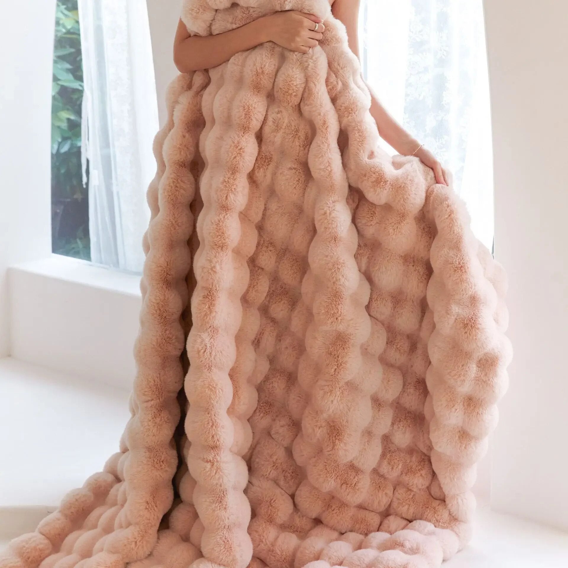 The plush blanket everyone's talking about! - WarmWool keeps you warm on cold days 2