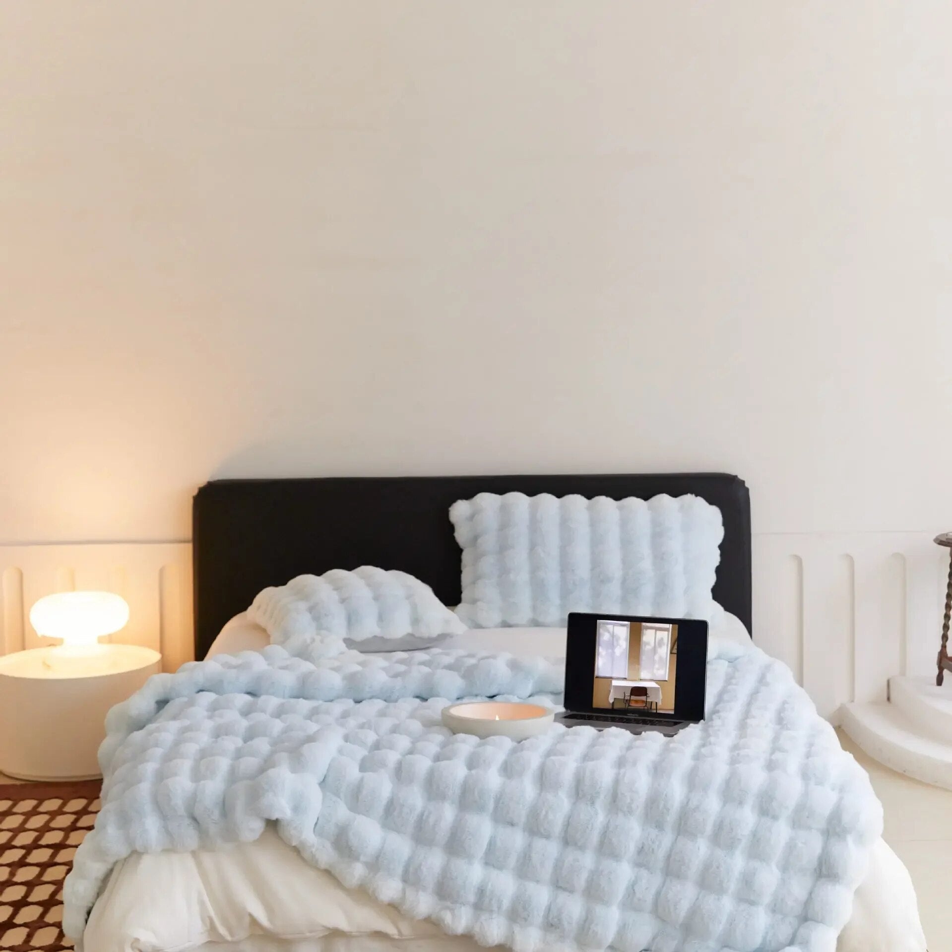 The plush blanket everyone's talking about! - WarmWool keeps you warm on cold days 4