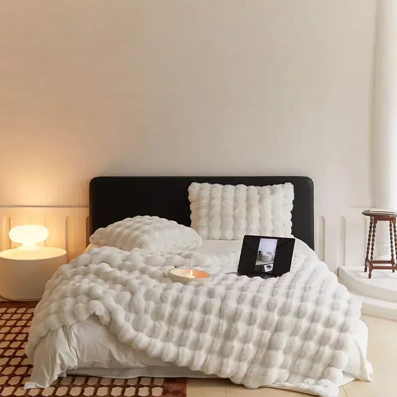 The plush blanket everyone's talking about! - WarmWool keeps you warm on cold days 5